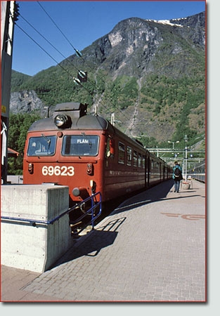 Bahnhof Flam Norwegen Elektrotriebwagen Type 69