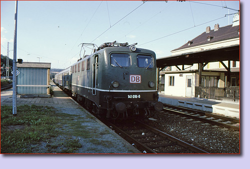 E-Lokomotive der Baureihe 141 im Bahnhof Kronach