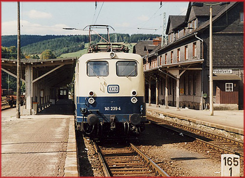 Lok der Baureihe 141 nach dem Umsetzen im Bahnhof Probstzella